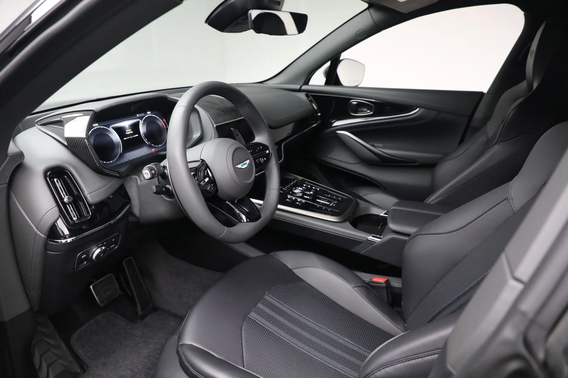 mph012_1237131747_New_2025_Aston_Martin_DBX_707_a9441a38db