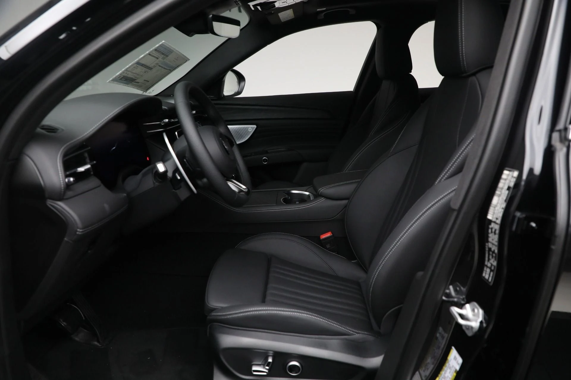 mph012_1259317586_New_2025_Maserati_Grecale_1759240839_ea940ec032