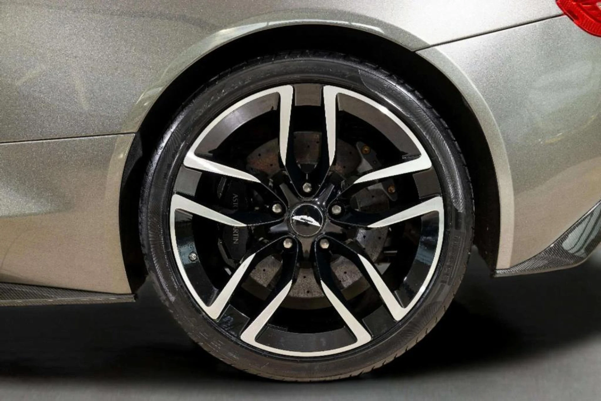 mph012_1271537254_JS_Isdb_D_Xcrg1zm_Uj6z_DQ_o_O6_Ms_229165cf9a