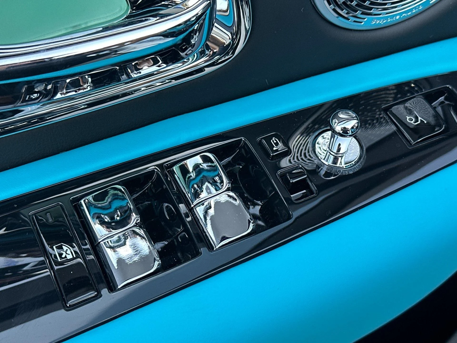 mph012_1278902504_New_2026_Rolls_Royce_Black_Badge_Cullinan_1765013307_172c9a4dbc