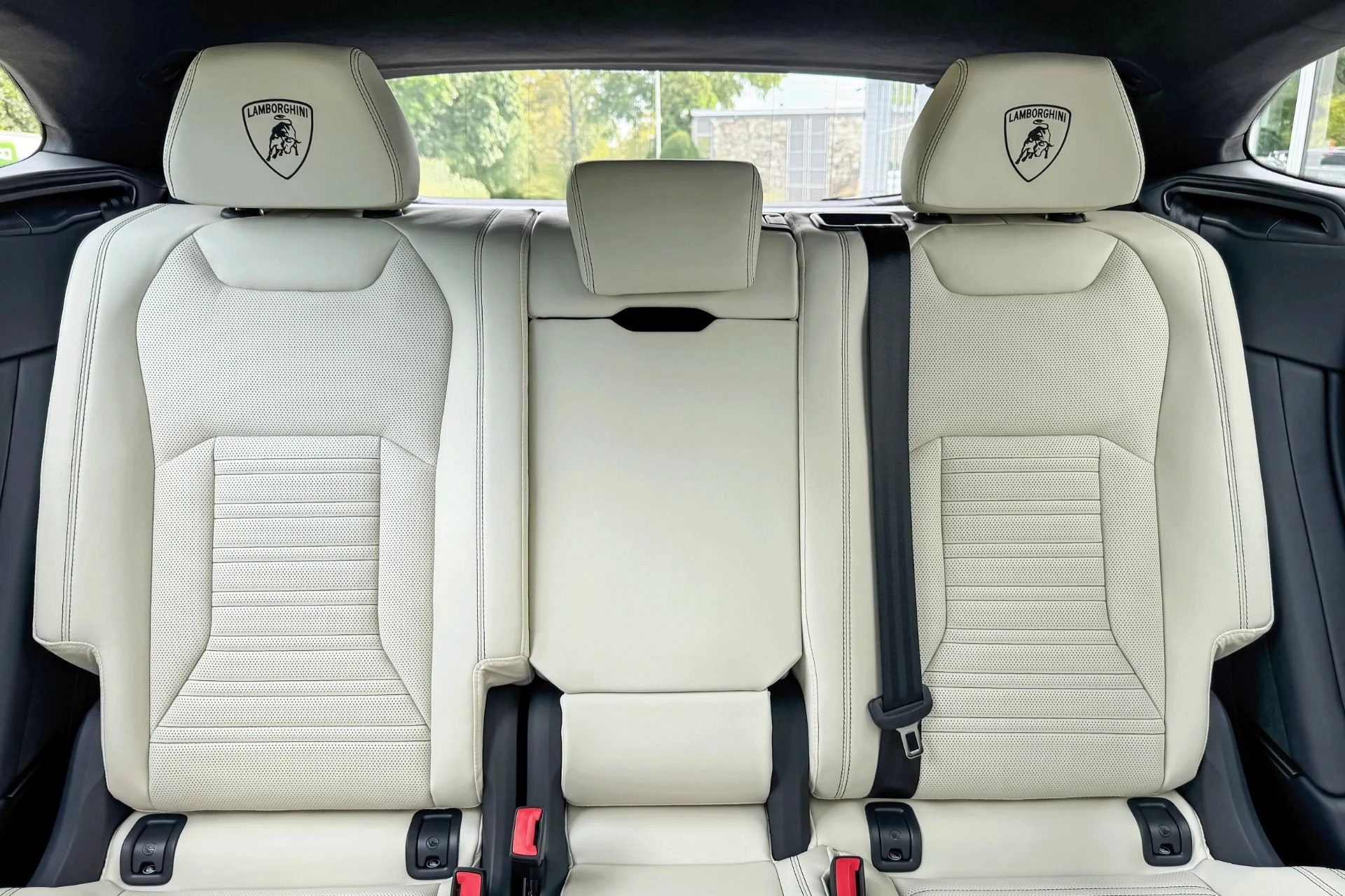 mph012_1286516930_Used_2025_Lamborghini_Urus_SE_1764806078_b0beead21f