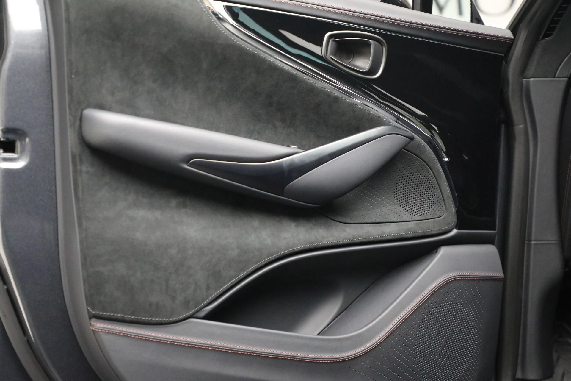 mph012_1315379632_New_2025_Aston_Martin_DBX_707_707_c7607d2f45