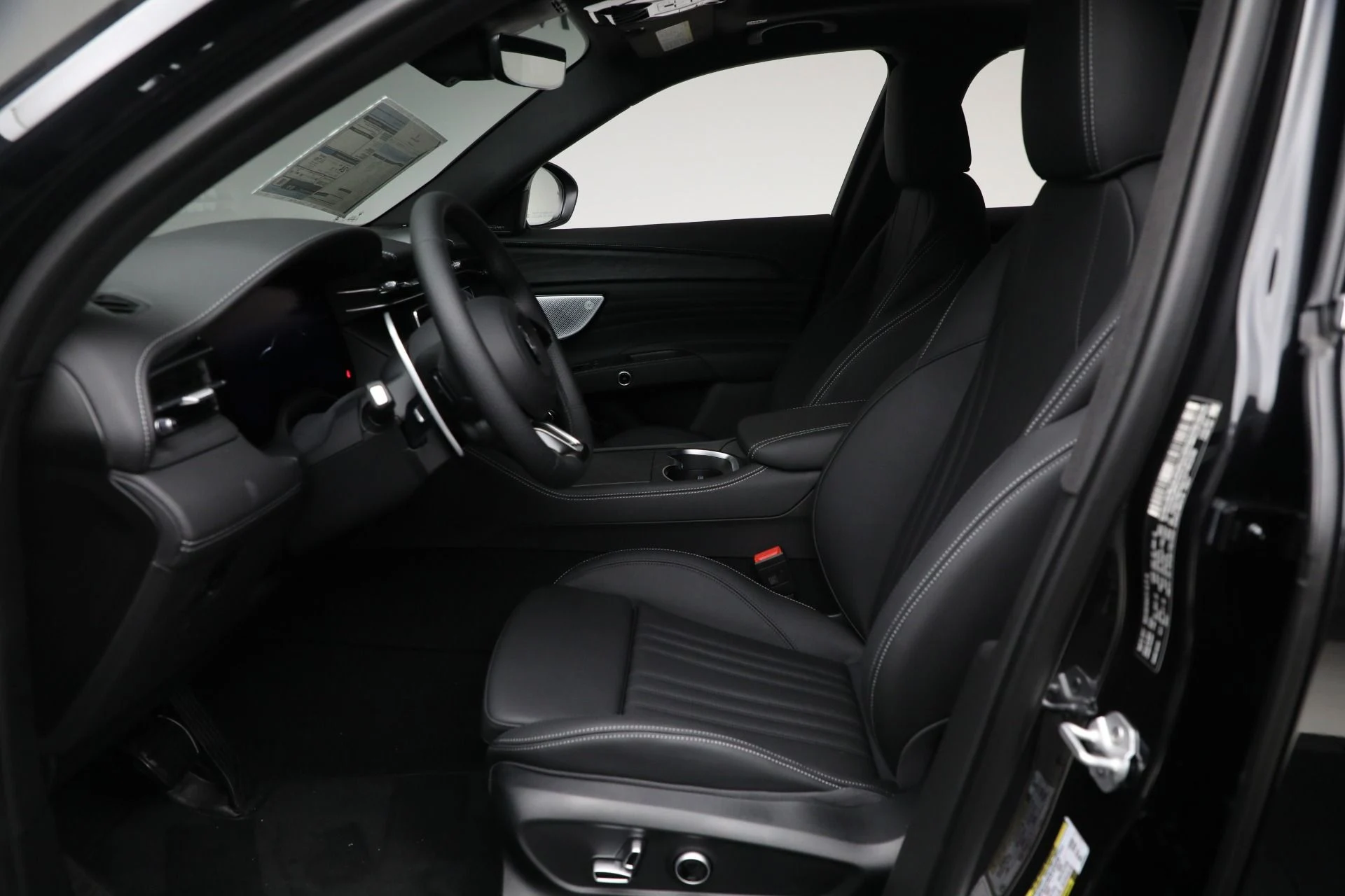 mph012_1339811570_New_2025_Maserati_Grecale_2480f85ff5