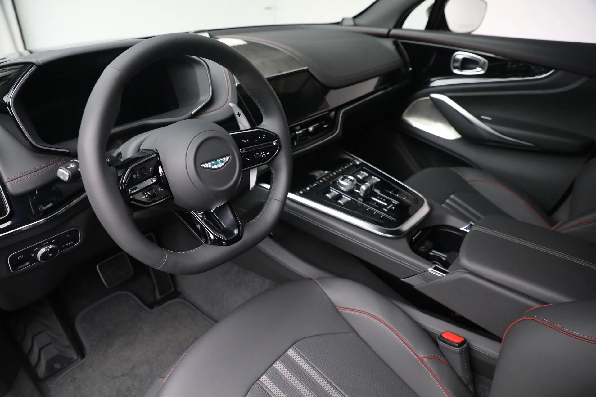 mph012_1342400418_New_2025_Aston_Martin_DBX_707_ab424937f5