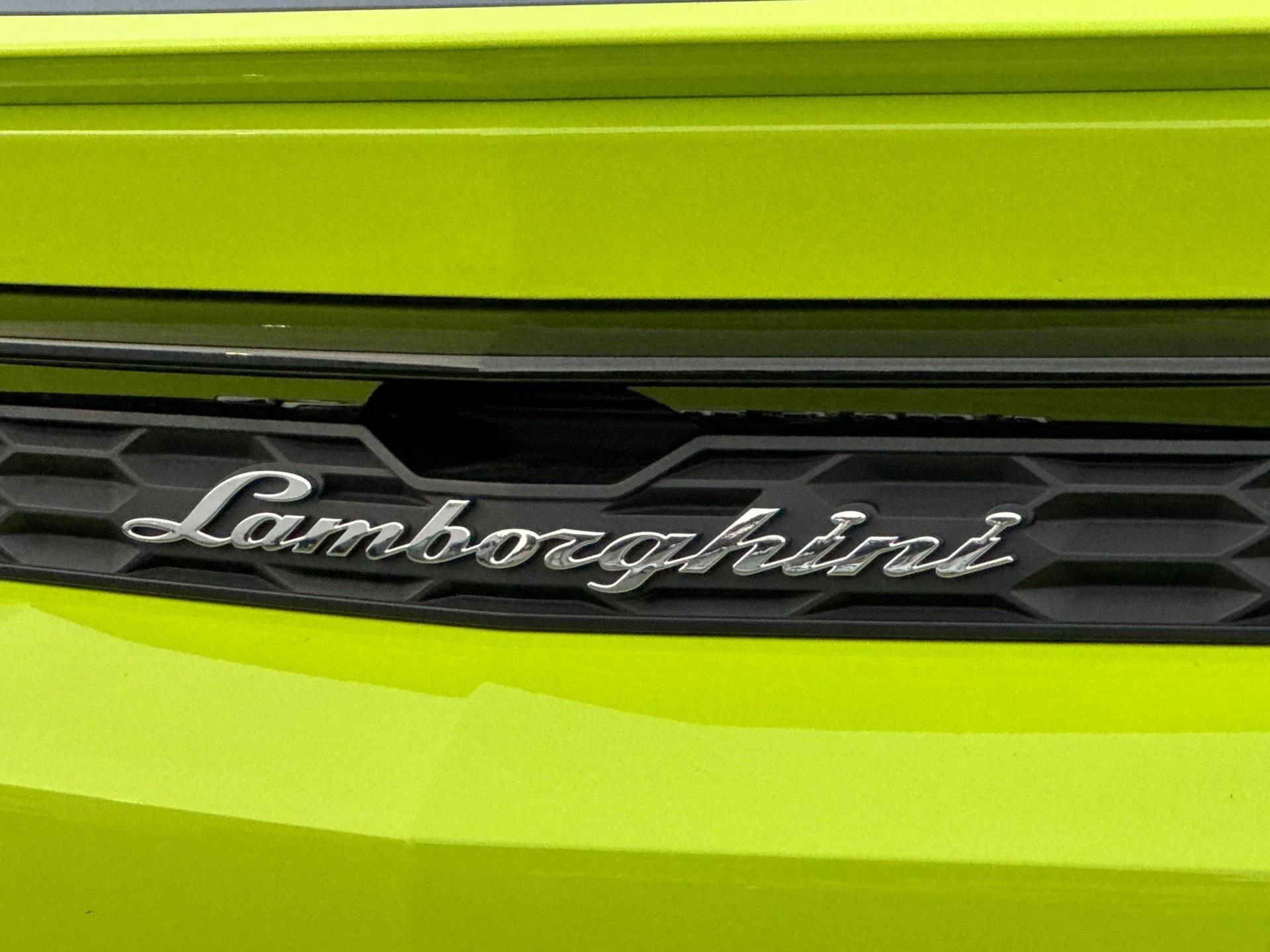 mph012_1347669435_New_2025_Lamborghini_Urus_SE_1770805147_55763160b7