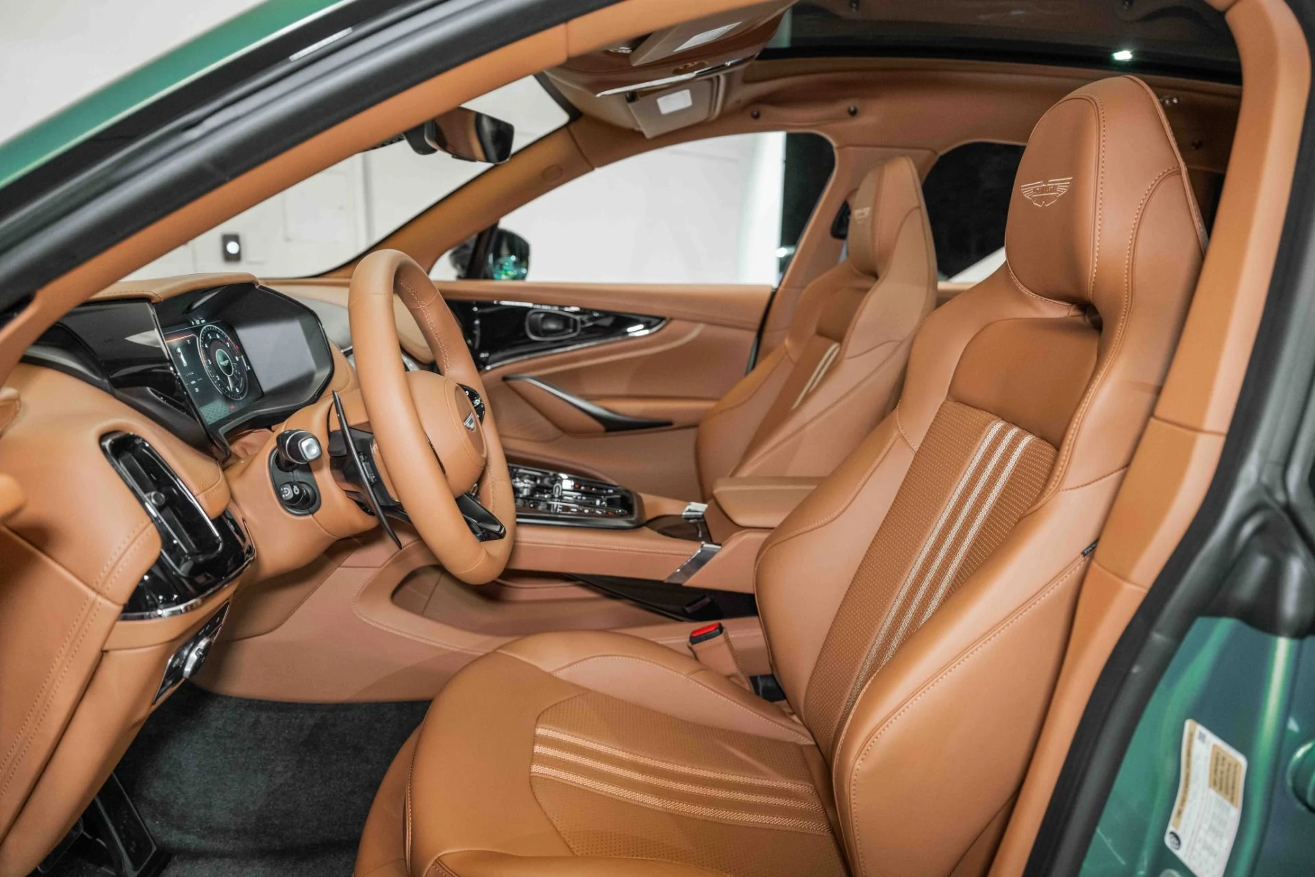 mph012_1348902682_Used_2025_Aston_Martin_DBX_707_1730812755_056a8e01cb