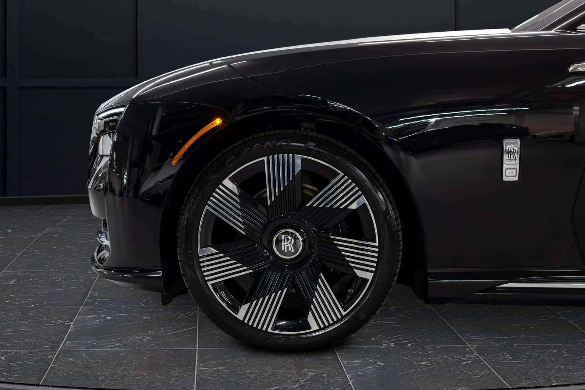 mph012_1368363628_ad73d22f_2015_432d_be66_1adb91dcda03_202420_Rolls_Royce20_Spectre2028_SCATK_2_C04_RU_22313629_12_1826c422f6