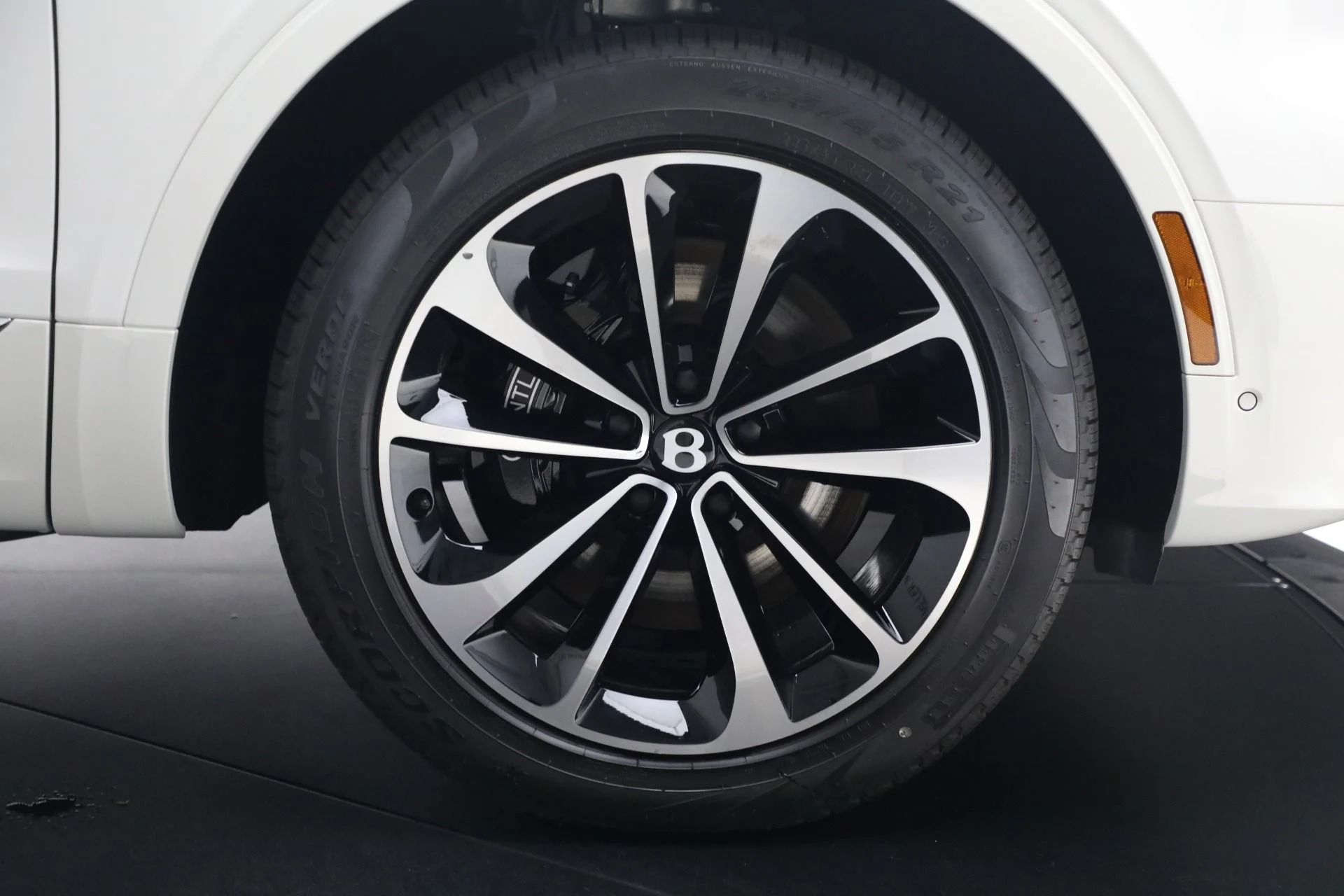 mph012_1375743181_New_2025_Bentley_Bentayga_V8_9a4f4605be