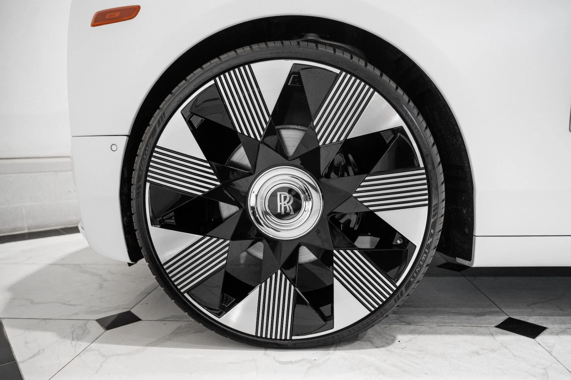 mph012_1376342994_Used_2018_Rolls_Royce_Phantom_1778080053_0055401bfc