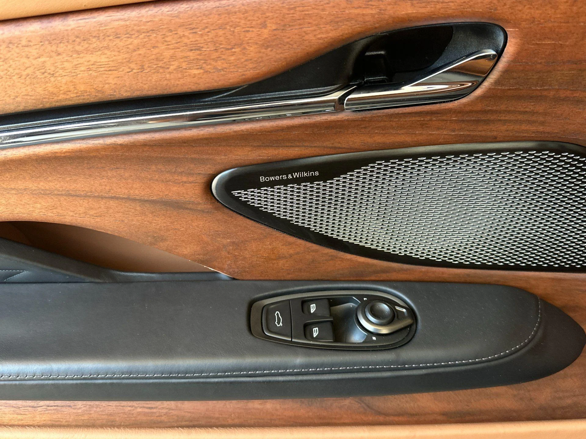 mph012_1387686544_Used_2025_Aston_Martin_DB_12_Volante_1778229500_cf76563efc