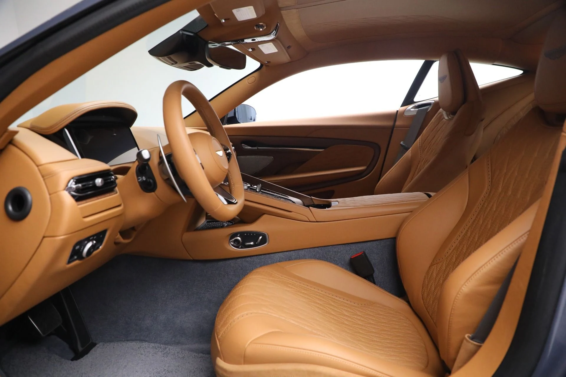mph012_1395309069_New_2025_Aston_Martin_DB_12_V8_981d22fc05
