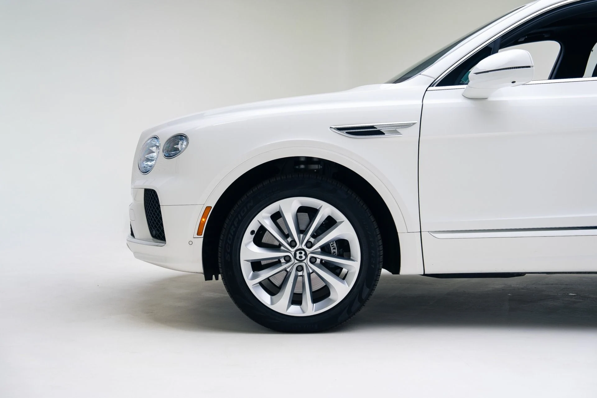 mph012_1400969255_Used_2024_Bentley_Bentayga_V8_1765307017_7126e9e9b8