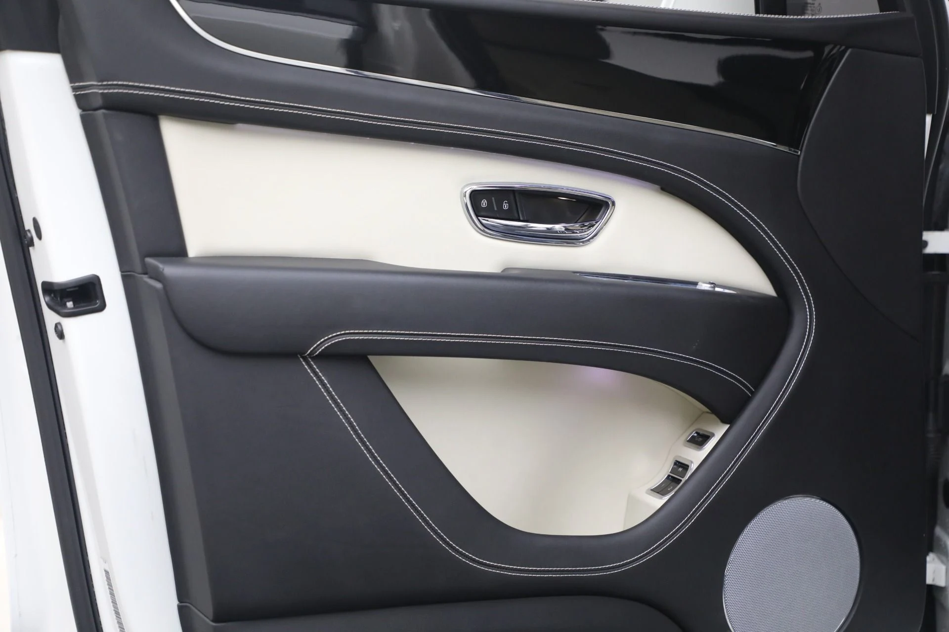 mph012_1401136546_Used_2023_Bentley_Bentayga_V8_1770079262_5897dfae78