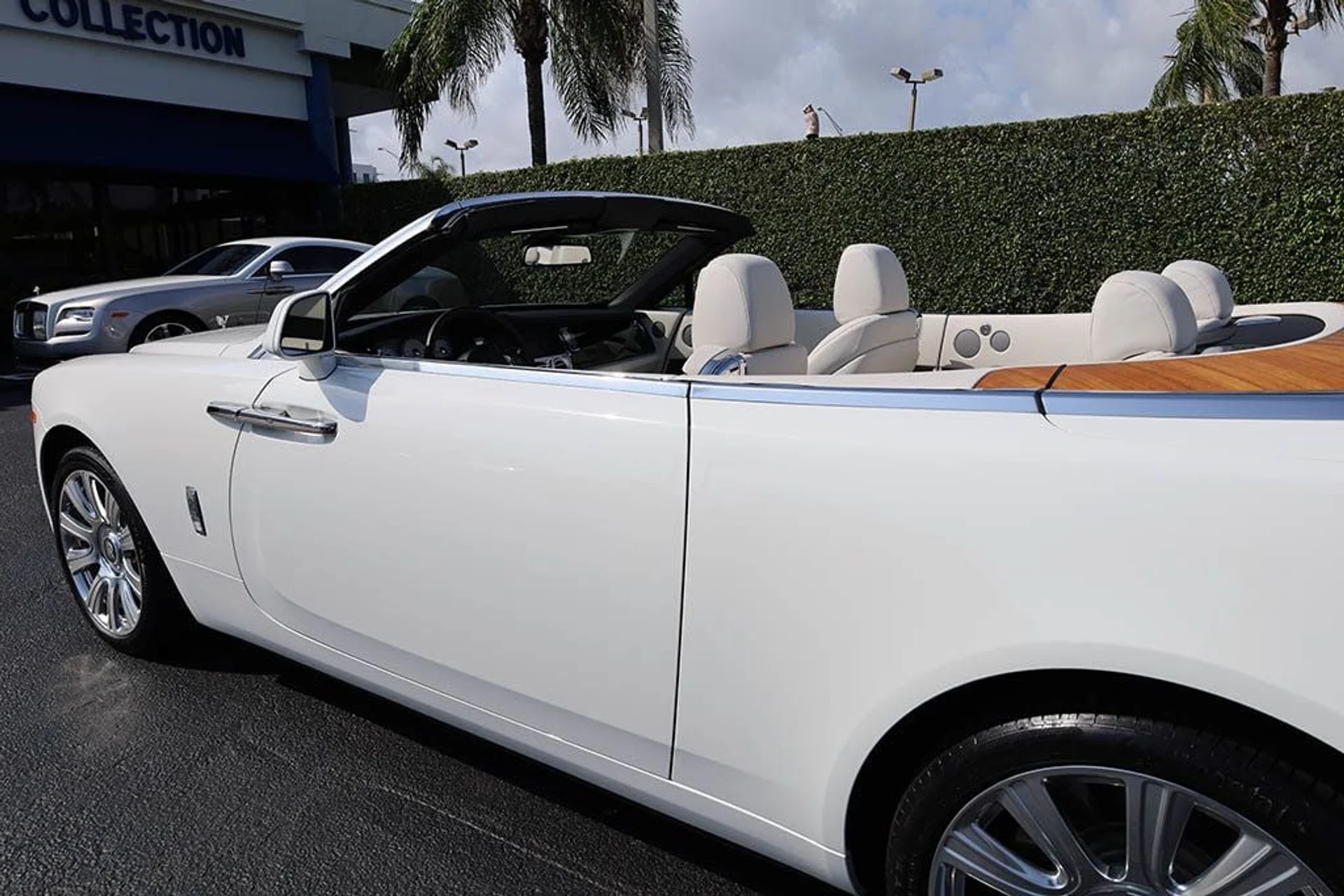 mph012_1430182286_used_2017_rolls_royce_dawn_convertible_6305_20594306_13_1024_fee2e183d9