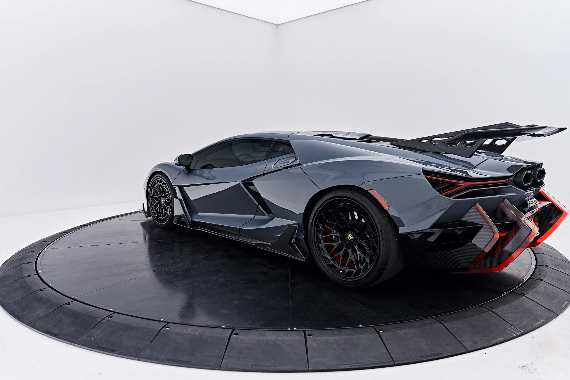 mph012_1453703579_Used_2024_Lamborghini_Revuelto_Base_1789623354_84b49a2e10