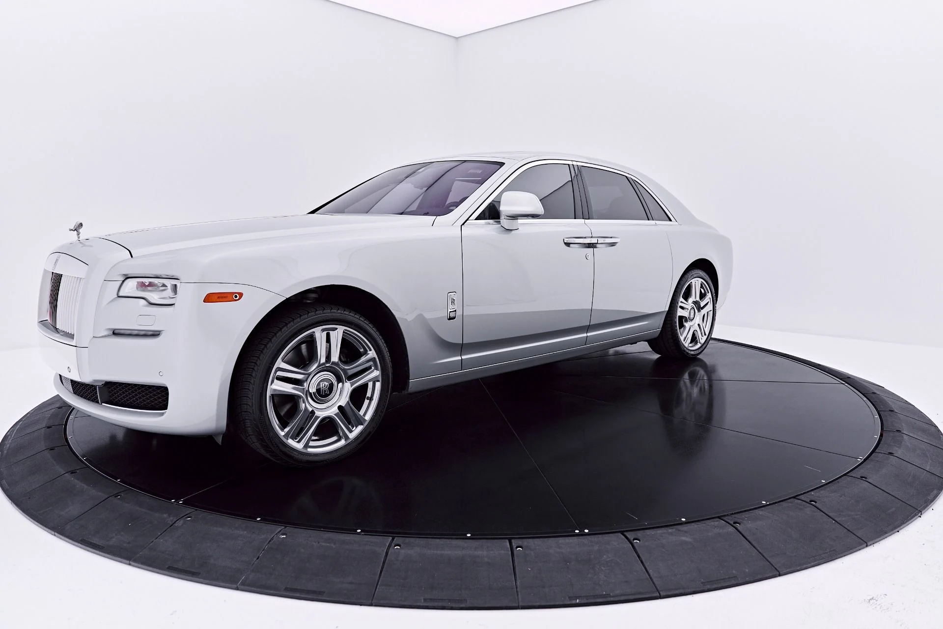 mph012_1465557056_Used_2015_Rolls_Royce_Ghost_Base_1783648143_40d4a8b8e4