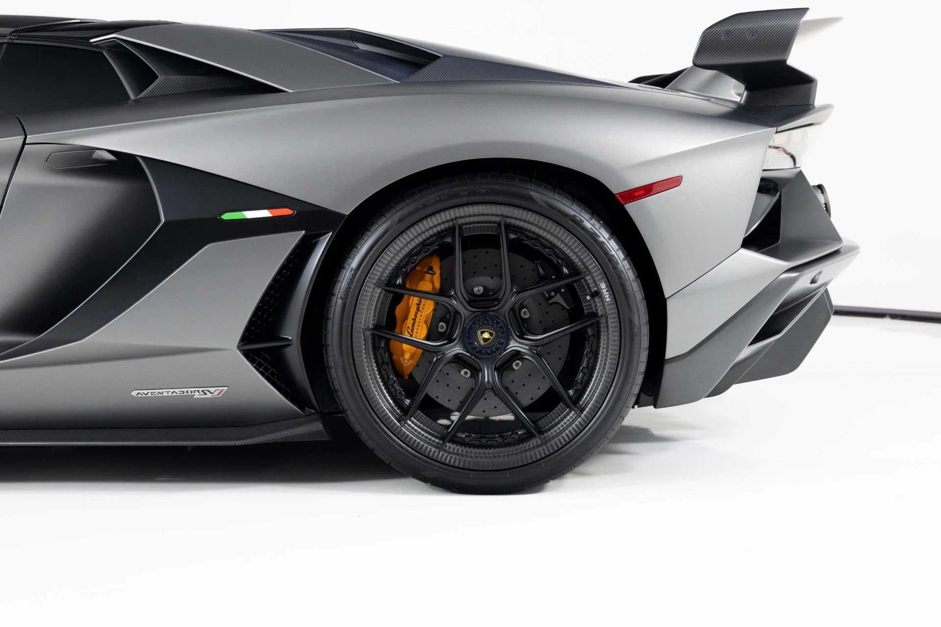 mph012_147254376_Used_2020_Lamborghini_Aventador_SVJ_1759430094_5426de6923