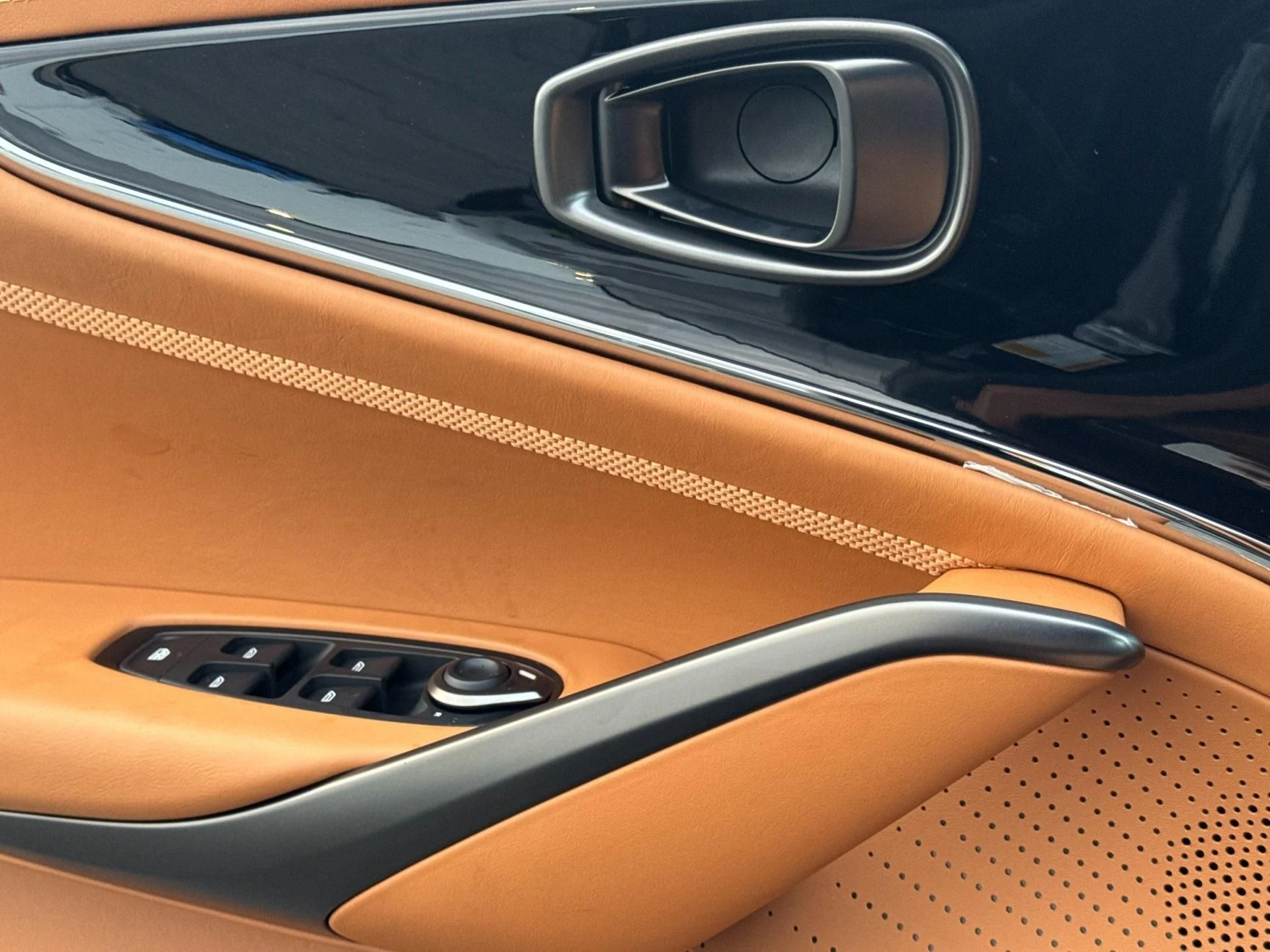 mph012_1477573128_New_2026_Aston_Martin_DBX_707_1767798690_27ea998e36