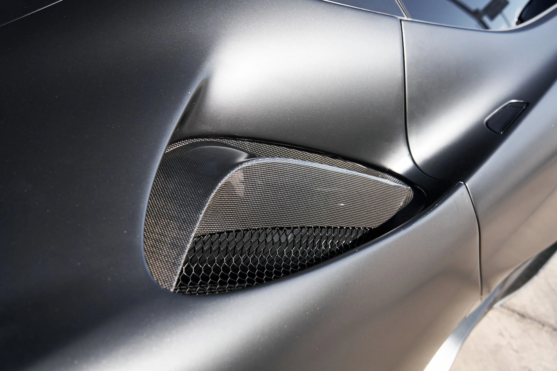 mph012_1496345214_Used_2022_Ferrari_SF_90_Stradale_Base_1760226974_8c28eca64e