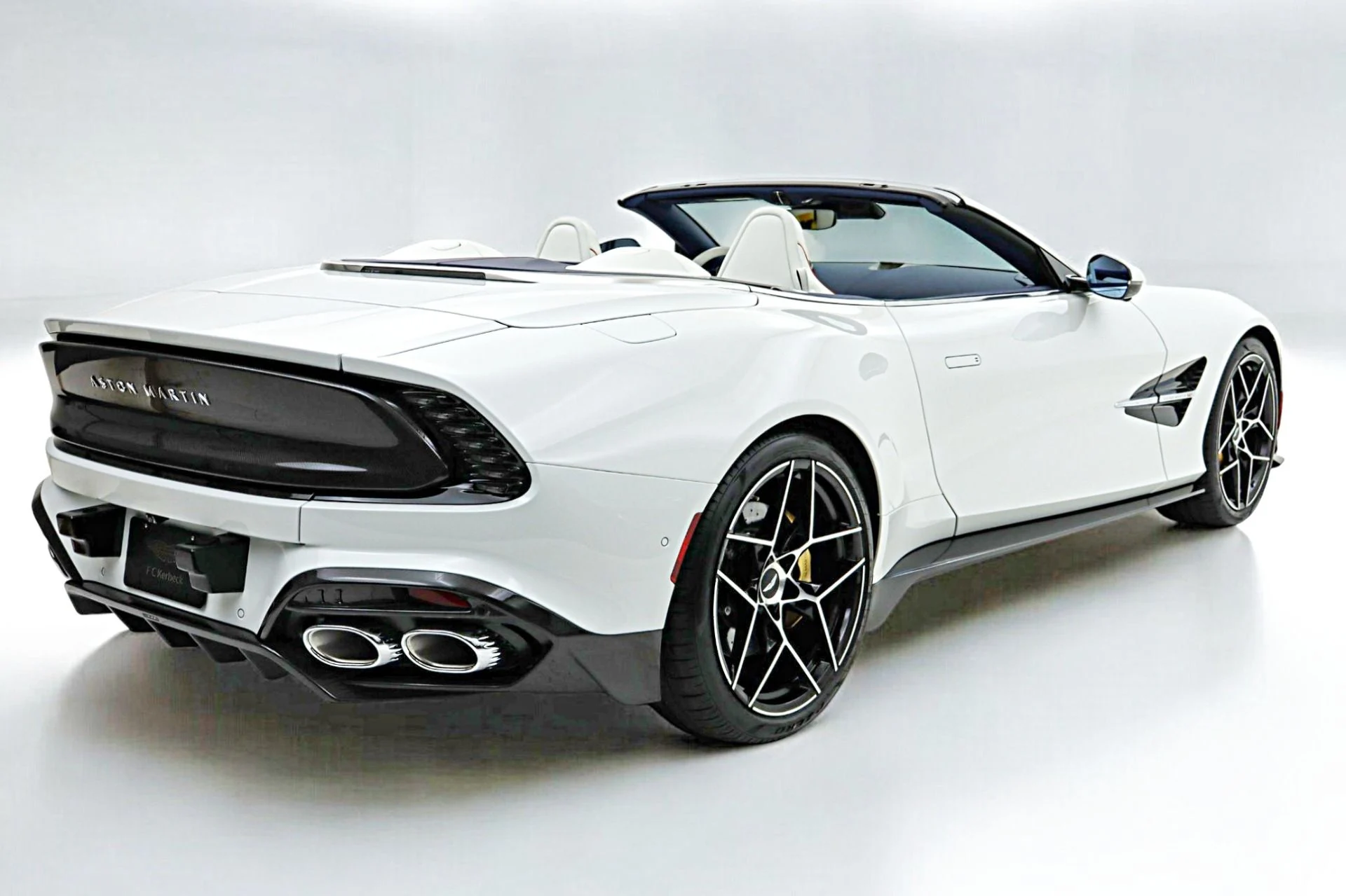 mph012_1502126453_New_2026_Aston_Martin_Vanquish_Volante_46fcbb92bf
