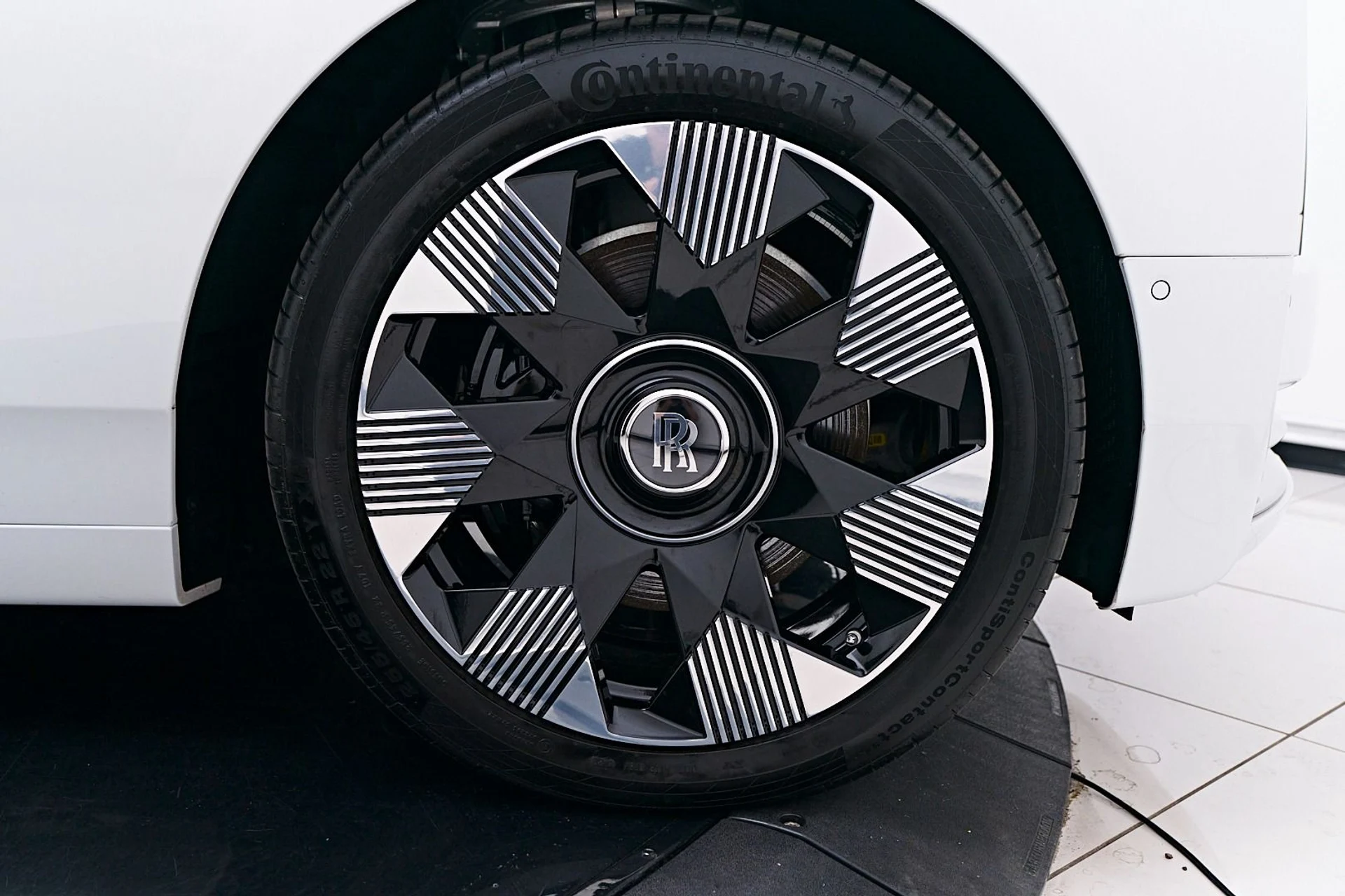 mph012_1513520096_Used_2023_Rolls_Royce_Phantom_Base_1760229054_a6c7191bd1