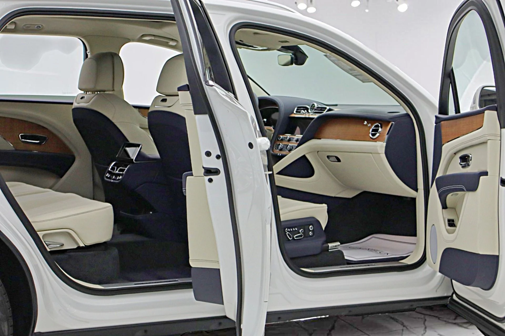 mph012_1529251679_New_2026_Bentley_Bentayga_EWB_V8_84b02ba4a7