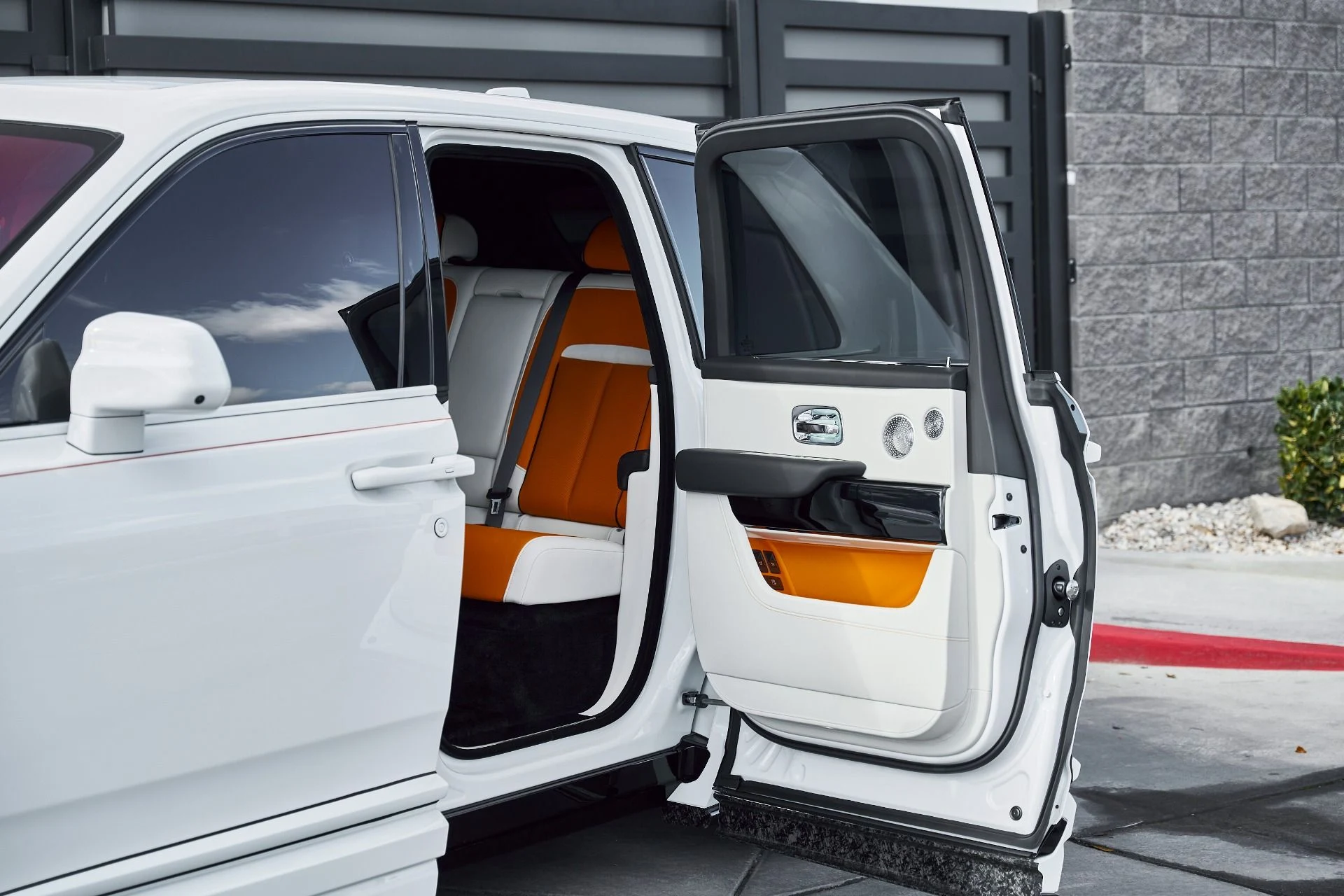 mph012_1586117701_Used_2026_Rolls_Royce_Cullinan_Base_1766884714_425fb1c6a4