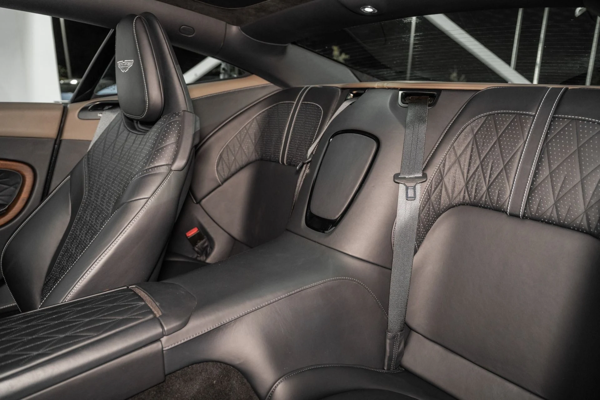 mph012_15900318_New_2024_Aston_Martin_DB_12_V8_1761150102_06dac17ae9
