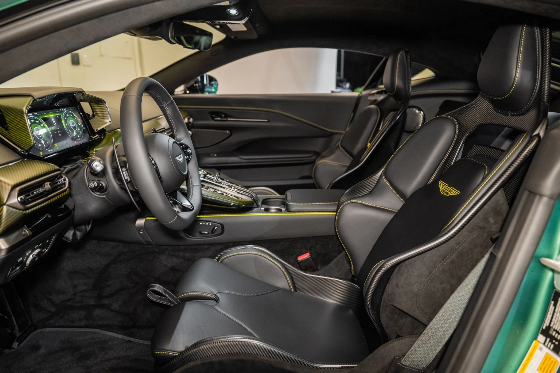 mph012_1596135253_Used_2025_Aston_Martin_Vantage_Coupe_1734713589_526c2607ee