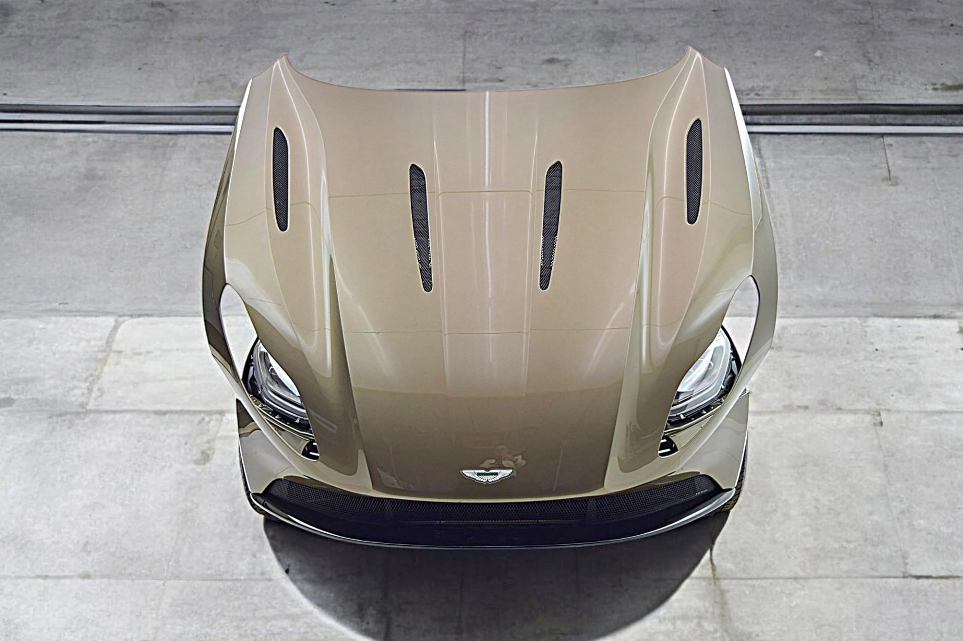 mph012_1640006975_Used_2018_Aston_Martin_DB_11_V12_Coupe_22f2ea86fe