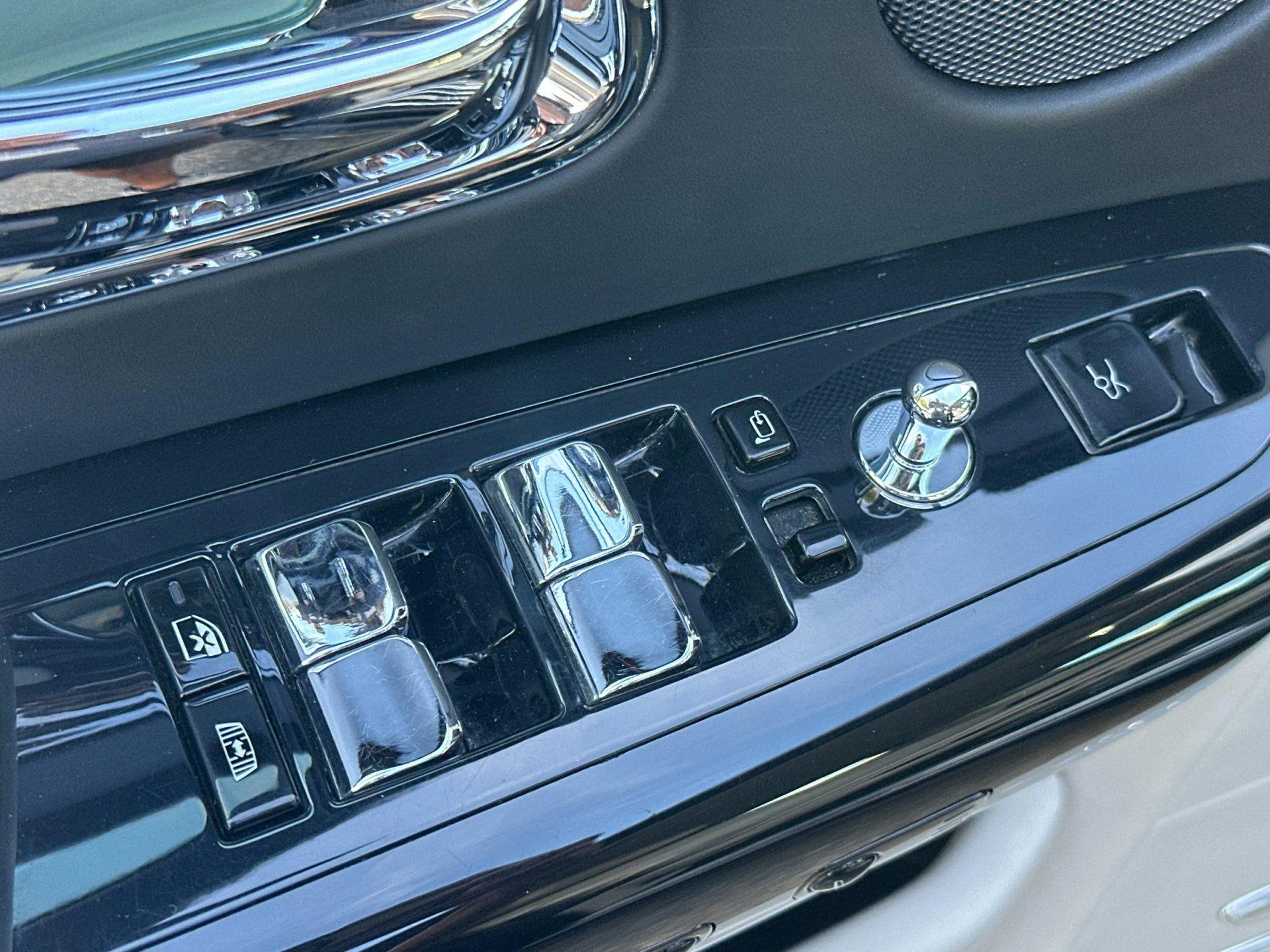 mph012_1649971569_Used_2018_Rolls_Royce_Phantom_1787819390_6746beef71