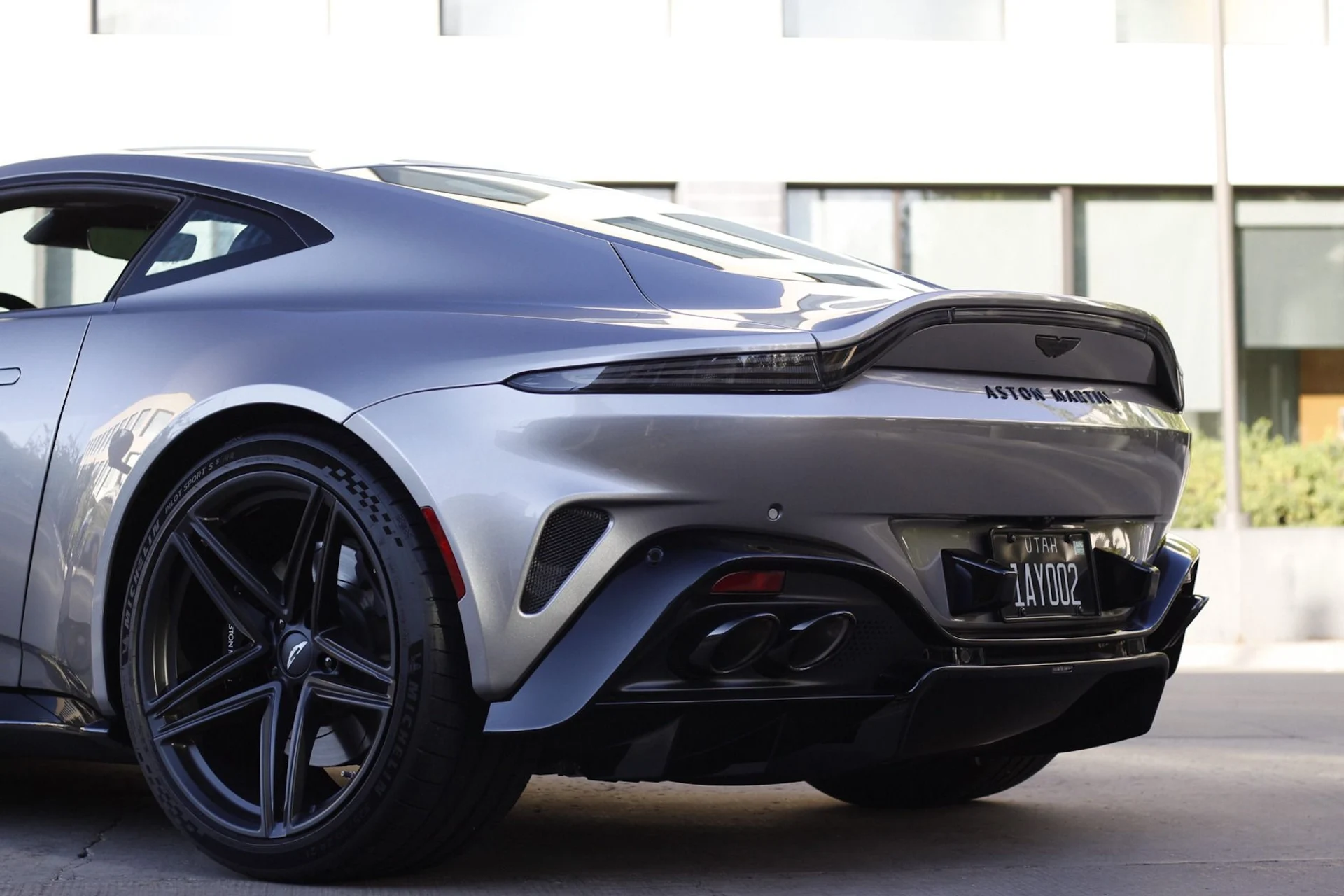 mph012_1689510873_Used_2025_Aston_Martin_Vantage_1788306653_9b7e00b6ae