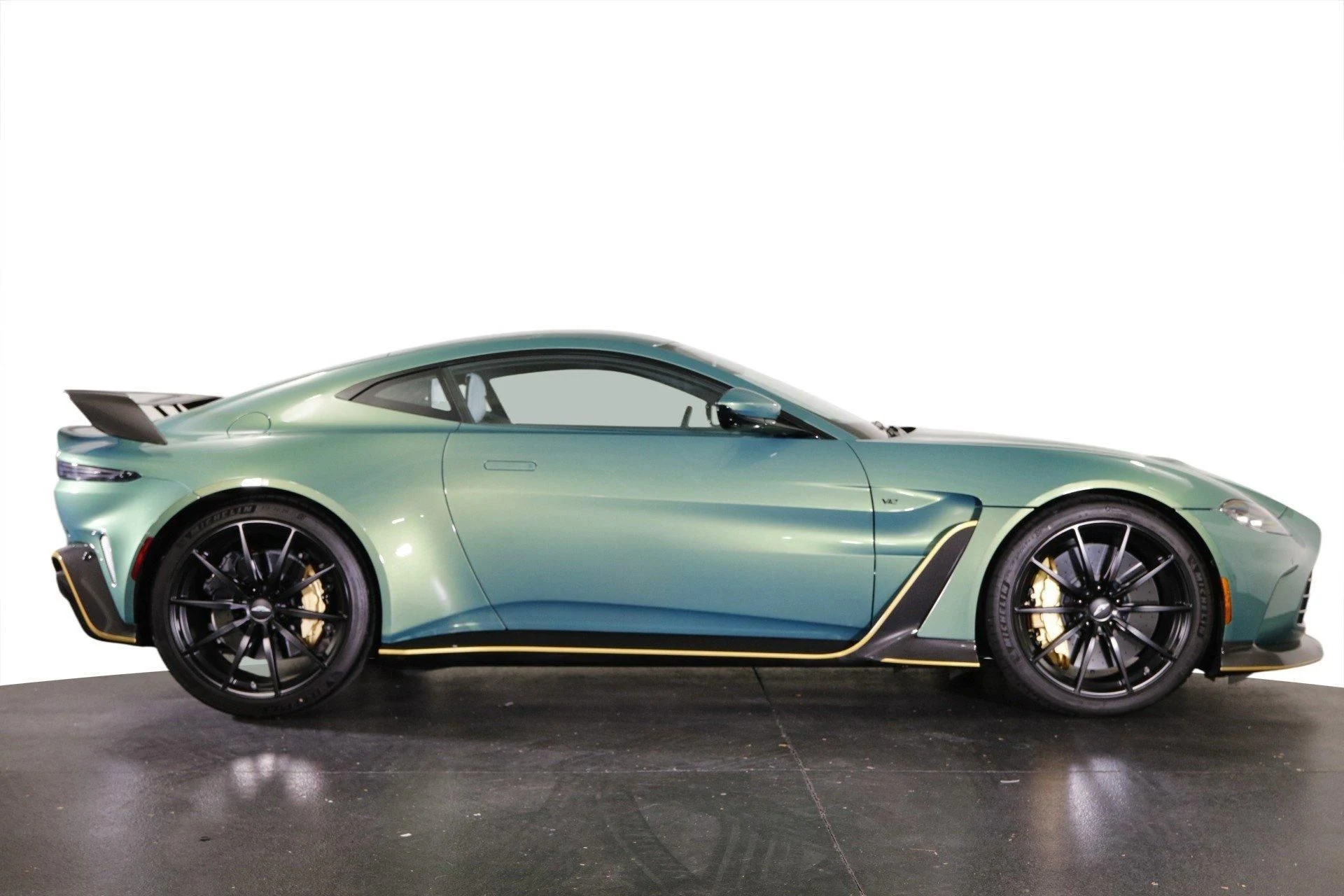 mph012_169066575_Used_2023_Aston_Martin_Vantage_1703768585_3f5e044513