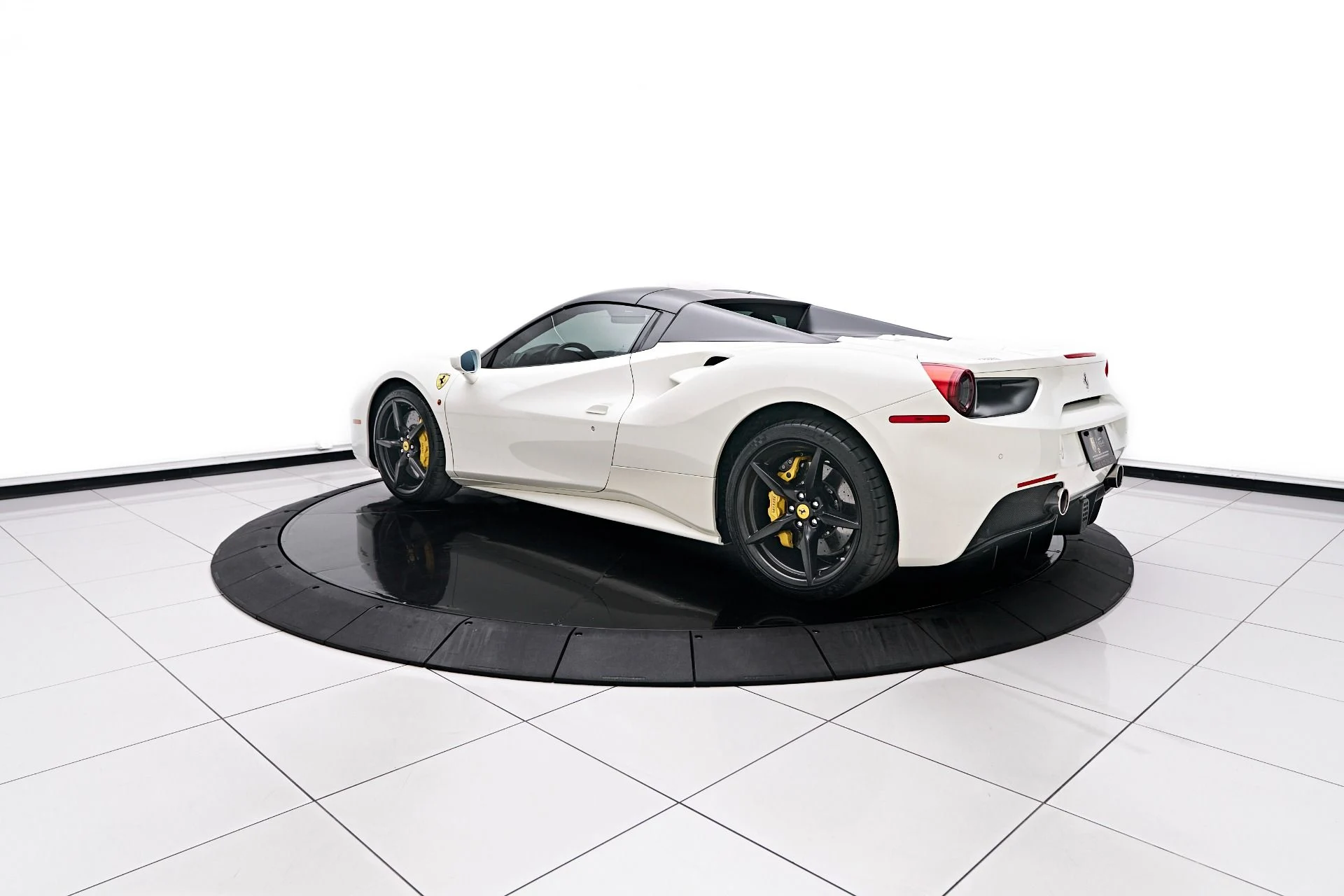 mph012_1701357887_Used_2019_Ferrari_488_Spider_Base_1748546084_79dfe068ce