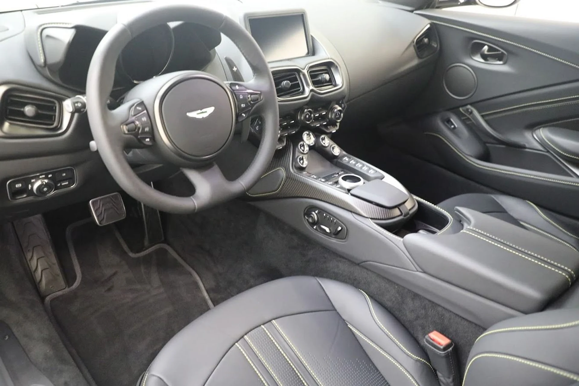 mph012_1717330254_Used_2023_Aston_Martin_Vantage_V8_c5a4c9ee4f
