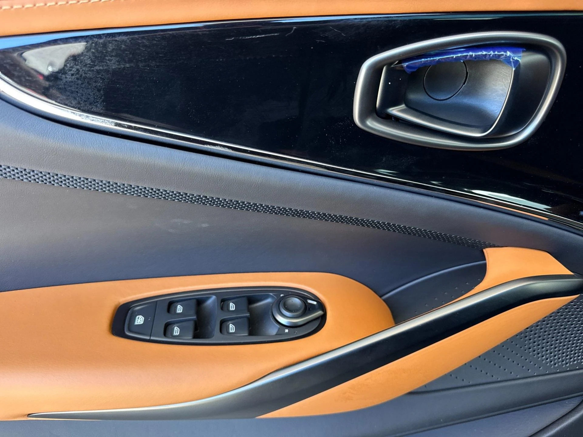 mph012_1723335959_New_2025_Aston_Martin_DBX_707_1754468412_5f816bd96e
