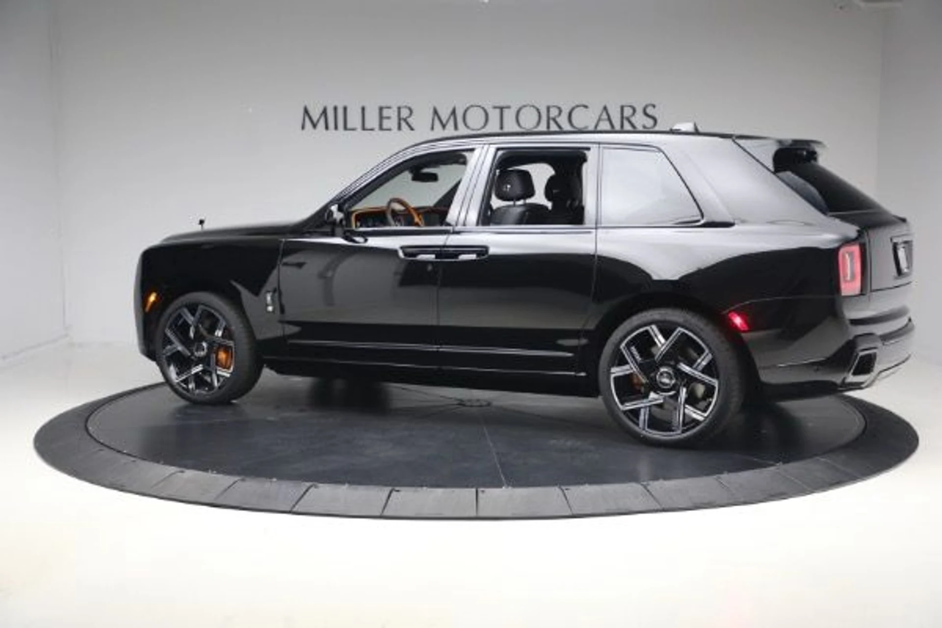 mph012_1737917124_Used_2026_Rolls_Royce_Black_Badge_Cullinan_4497a44b70