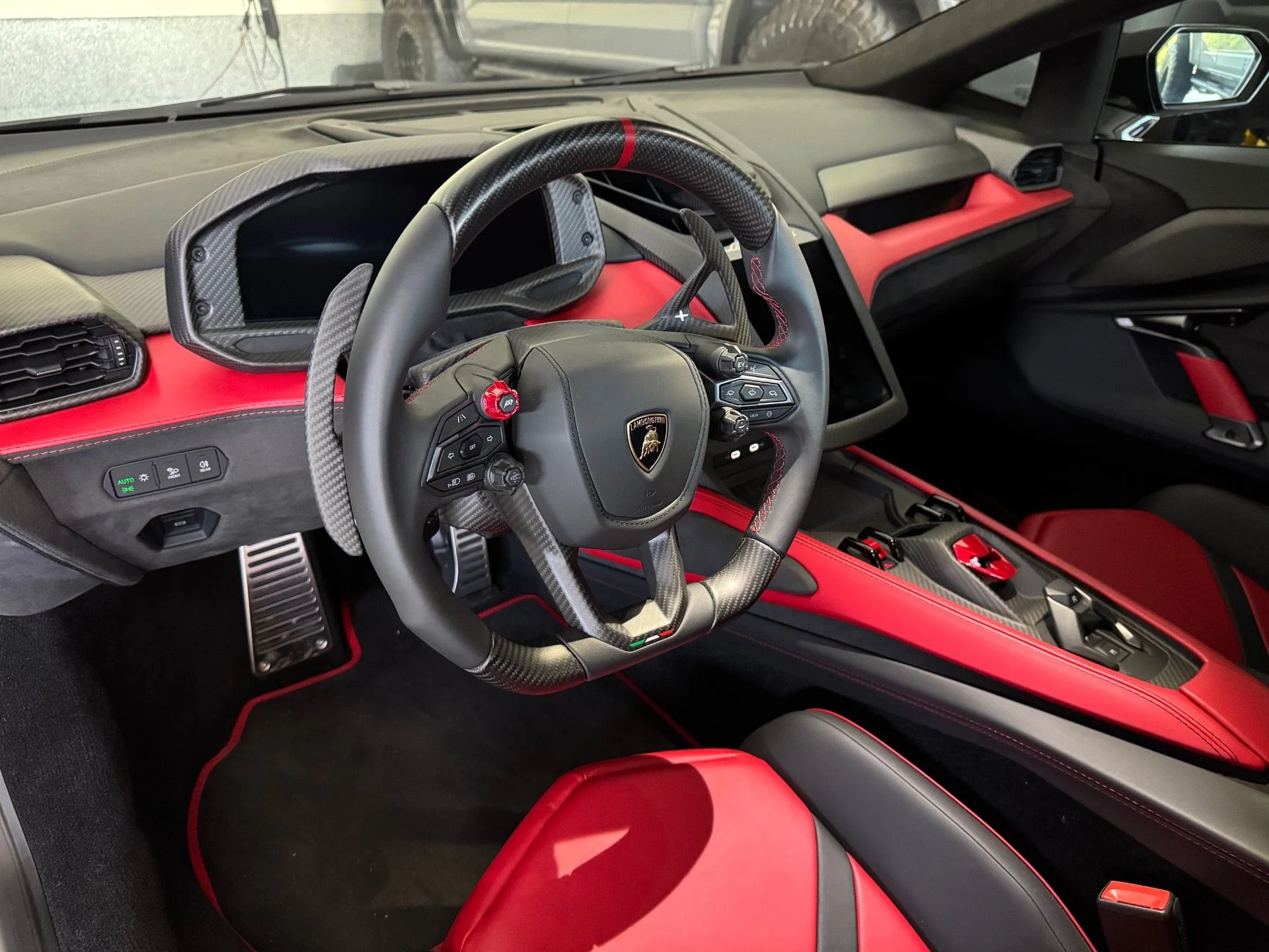 mph012_174675066_Used_2024_Lamborghini_Revuelto_1760653411_8f8c5e29b4