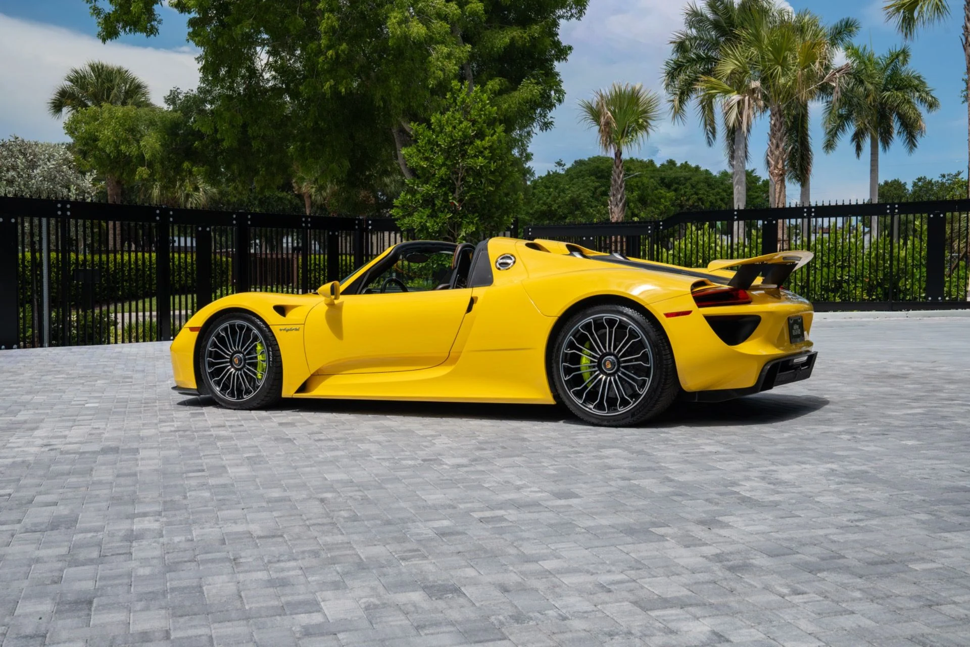 mph012_1767100506_Used_2015_Porsche_918_Spyder_1782406234_fa62813de1
