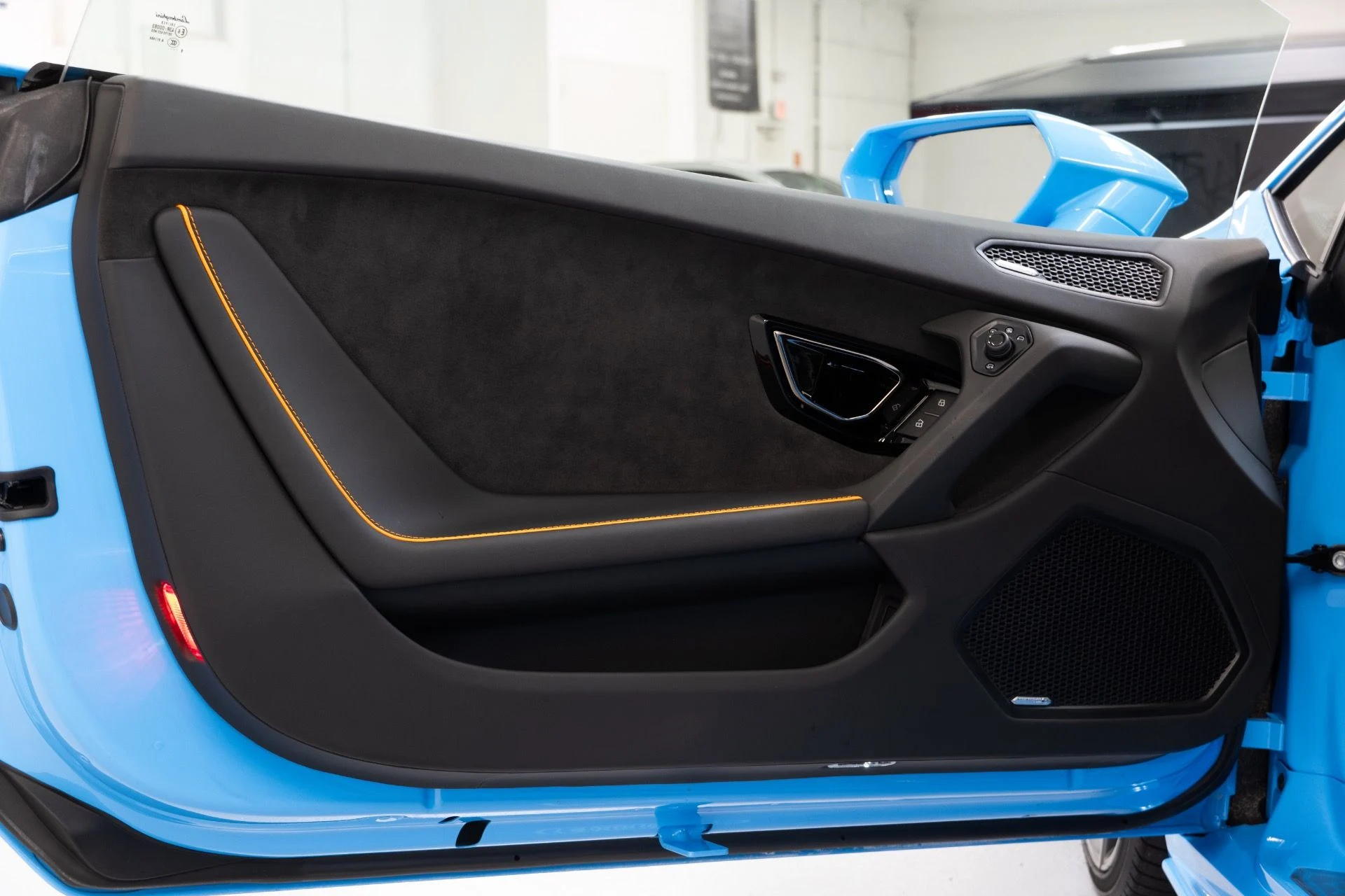 mph012_1799259416_Used_2020_Lamborghini_Huracan_EVO_1757706094_dc8e90b694
