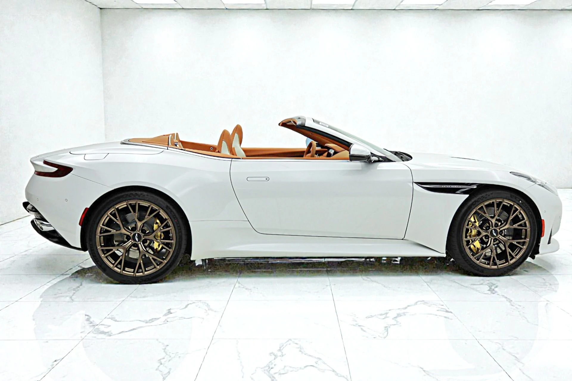 mph012_1805769612_New_2026_Aston_Martin_DB_12_Volante_95940218f2