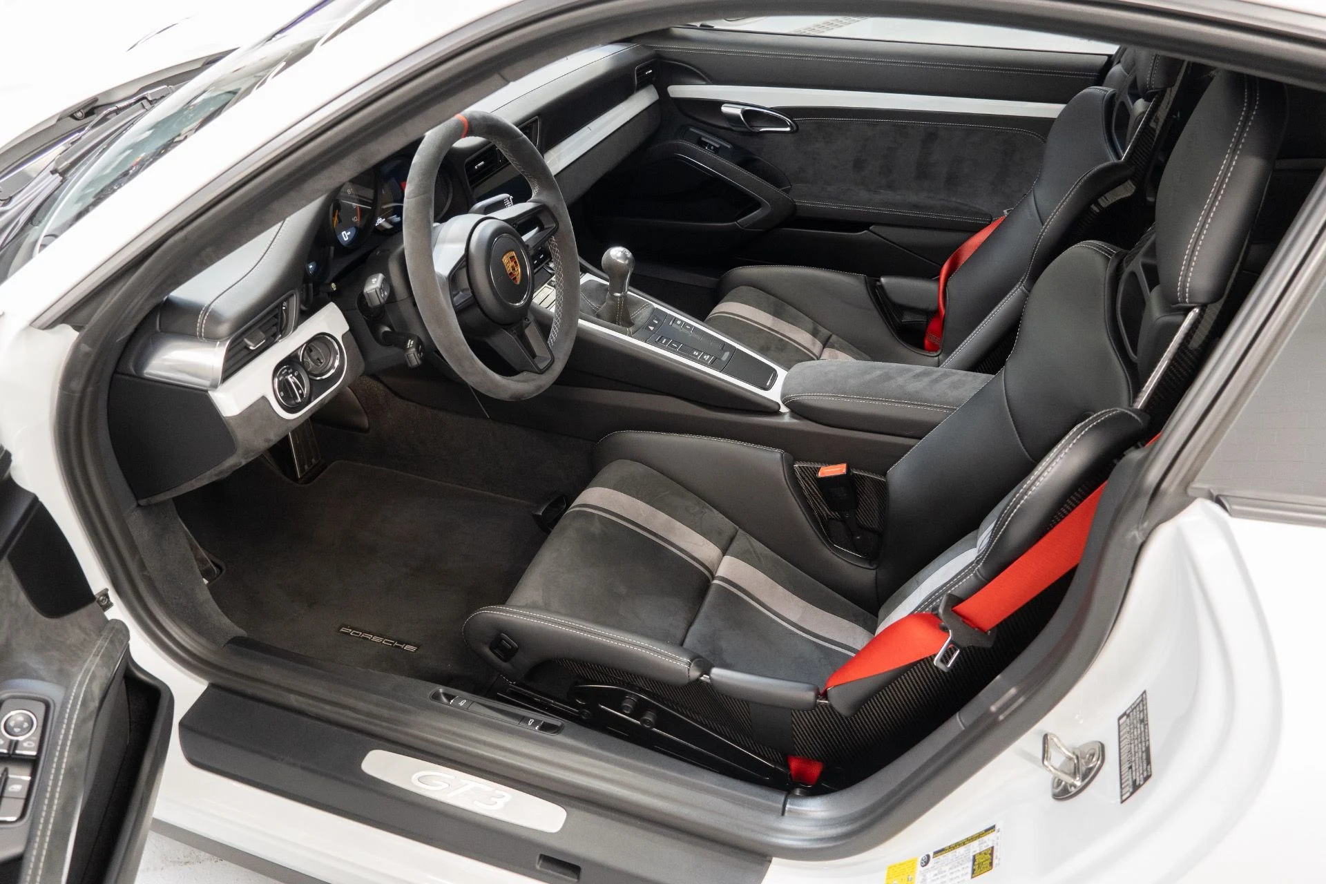 mph012_1814038769_Used_2018_Porsche_911_GT_3_1761338544_ee4546d899