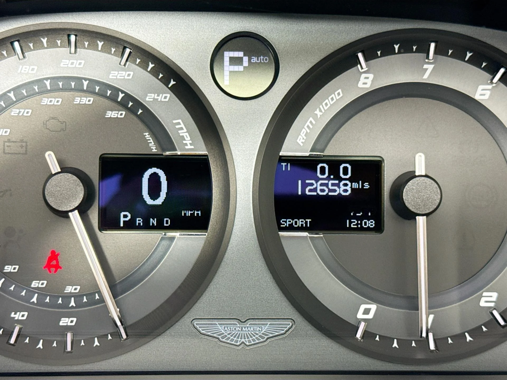 mph012_1850788479_Used_2015_Aston_Martin_Vanquish_Volante_1782334083_2d24755393