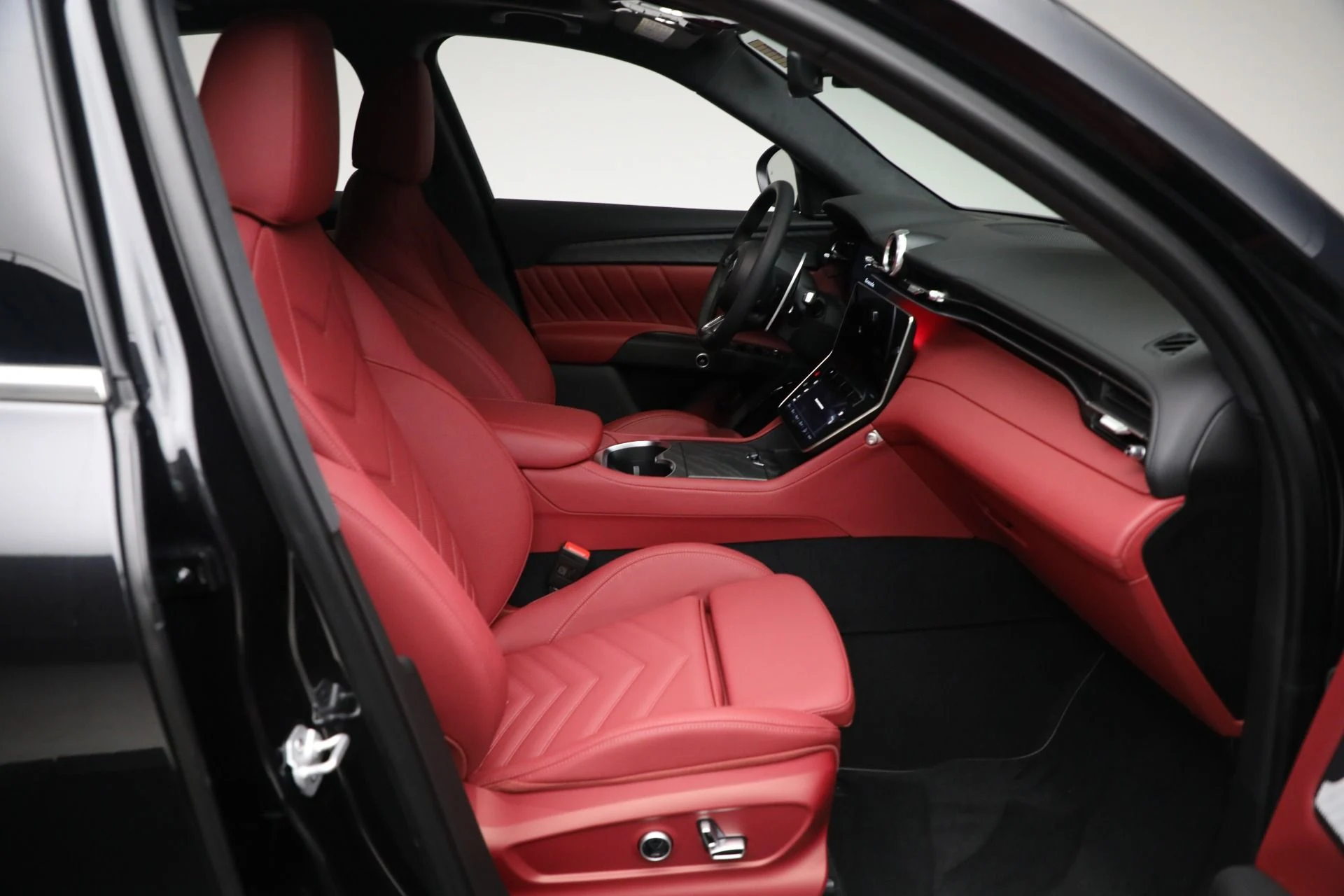 mph012_1857697489_New_2025_Maserati_Grecale_95ee7ae832