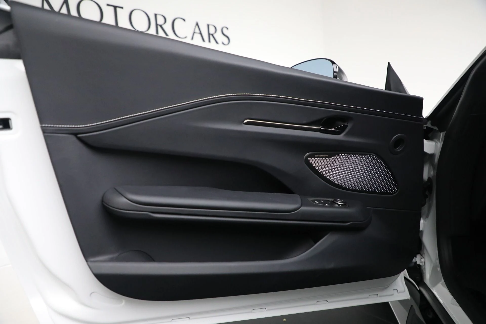mph012_186283802_New_2025_Aston_Martin_Vantage_c4f9c2bed4