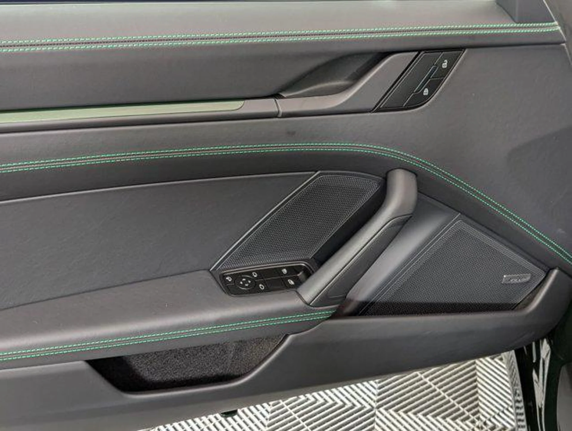 mph012_1880354029_c_Pvlr3_Ty_Ke5c_WC_Bk_Z_Wtbzl_O_m_WA_17e7dd966b