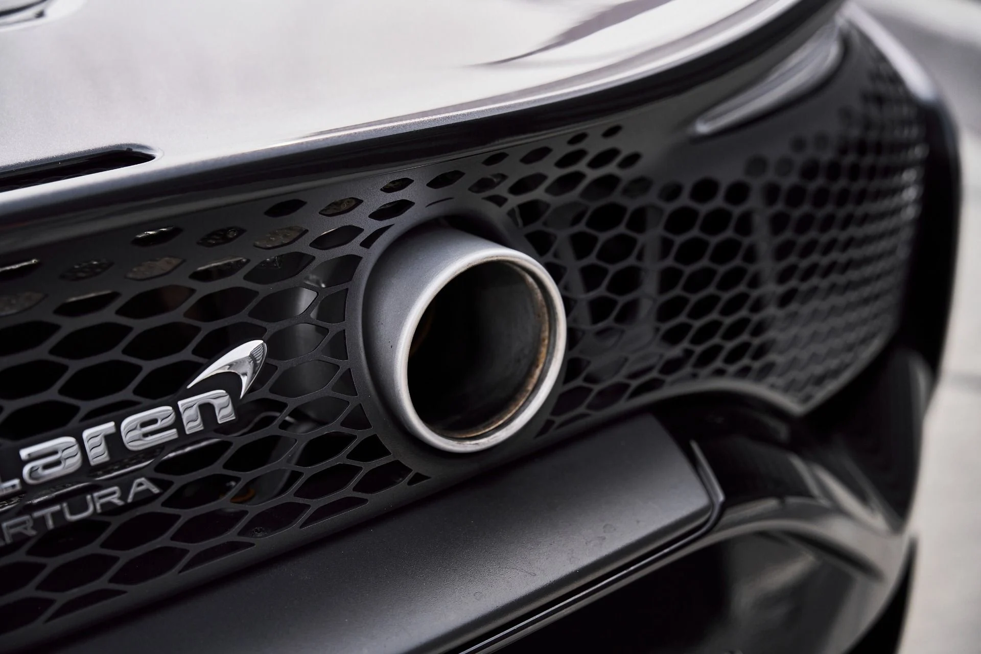 mph012_1883531210_Used_2023_Mc_Laren_Artura_1770833700_c6e74c6845