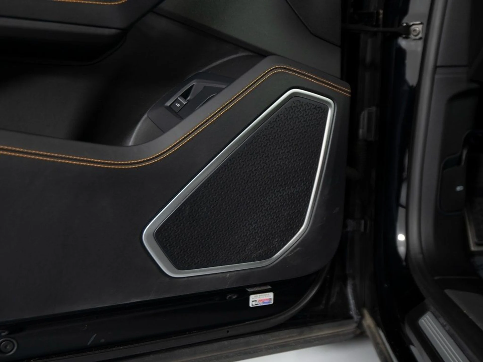 mph012_1886454543_ce80306fbe034f65e6f9f85eb5b06e77x_03deab6c53