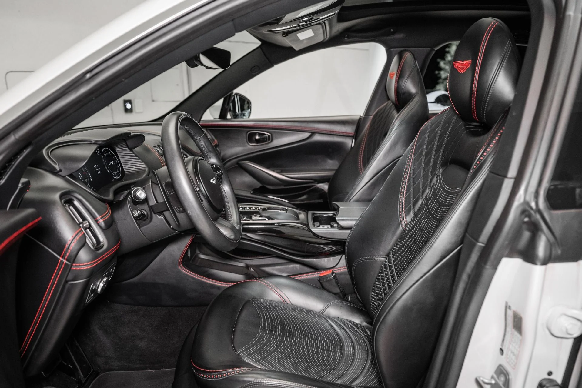 mph012_1901852667_Used_2023_Aston_Martin_DBX_1759420247_5d4dee3f3f