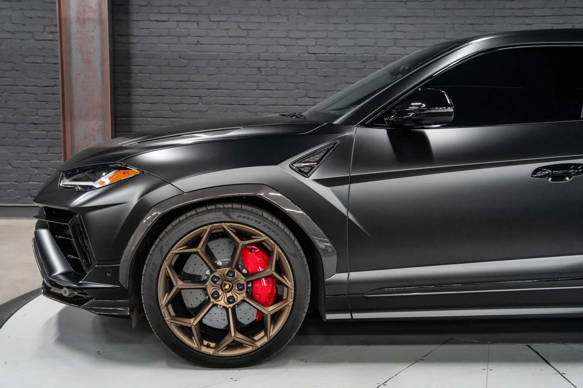 mph012_1916791415_lamborghini_urus_2023_b56788cfc2